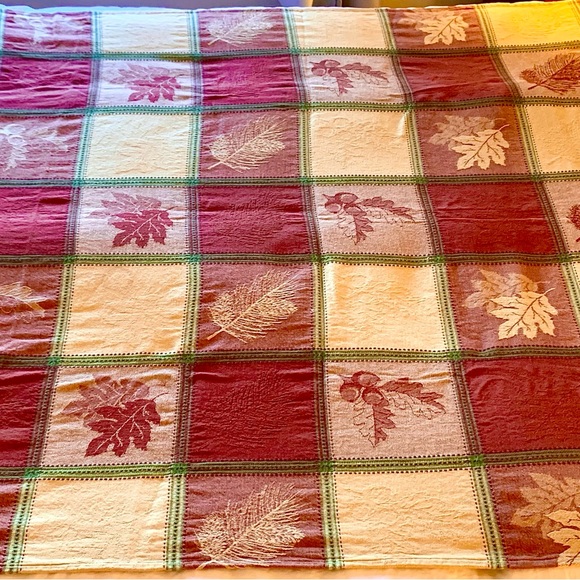 Fall leaves ๐ jacquard tablecloth, cotton. Gently used during the holidays. - Picture 9 of 9